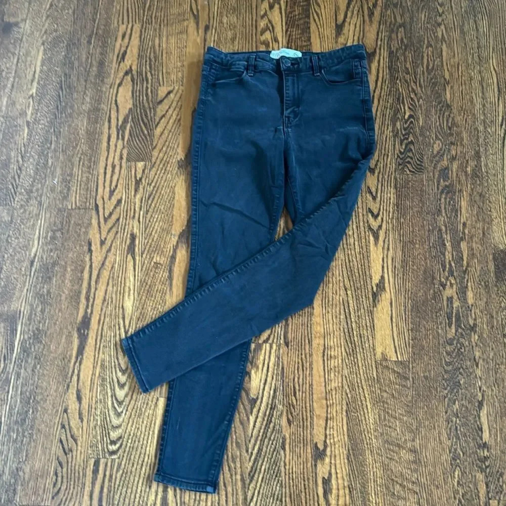 A & F Sateen Ultra Skinny high rise black 5-pocket stretch jeans. 6R. W28, L29